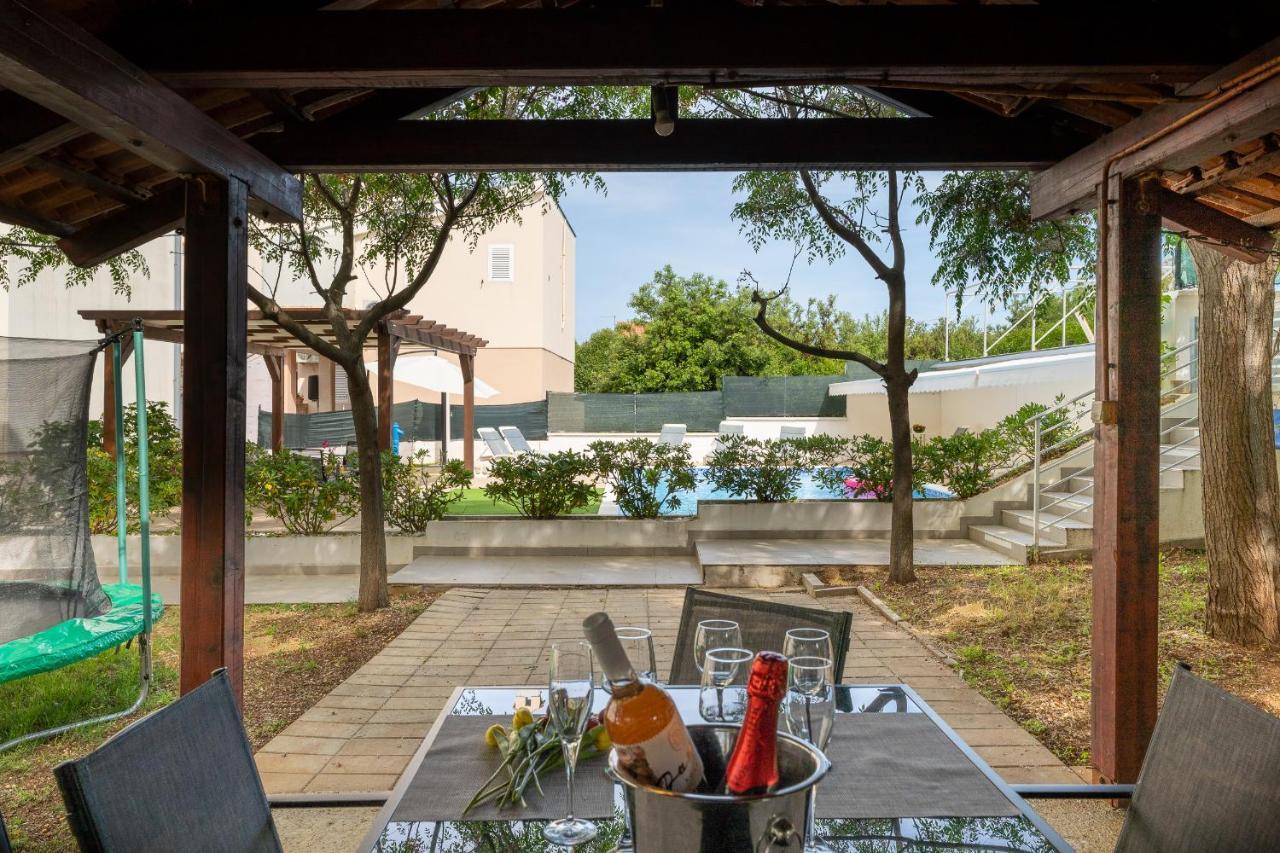 Villa Mirela 돈제페트레케인 외부 사진